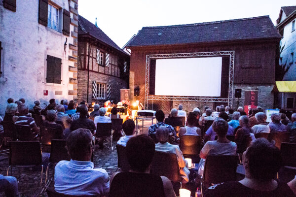 Openair Kino mit 5.1x2.7m Leinwand